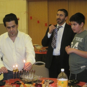 Sol-Benshabbat-Lights-the-Candles-in-memory-of-his-father